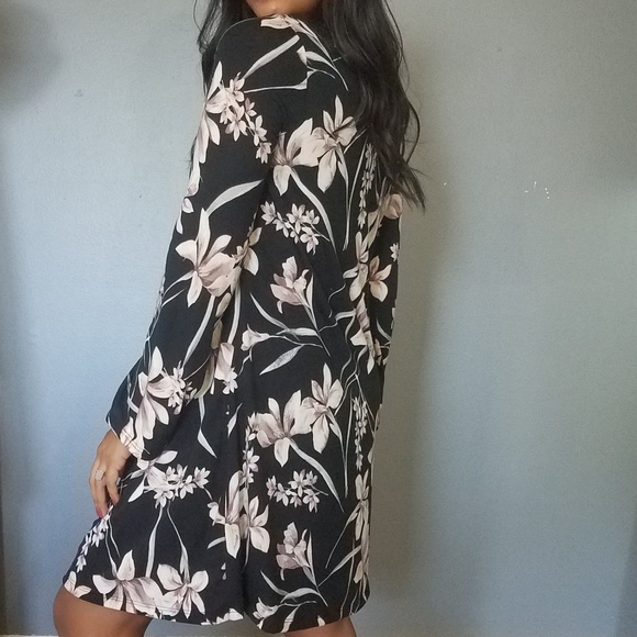 BLACK FLORAL CUTOUT TRAPEZE DRESS - Picture 3 of 8